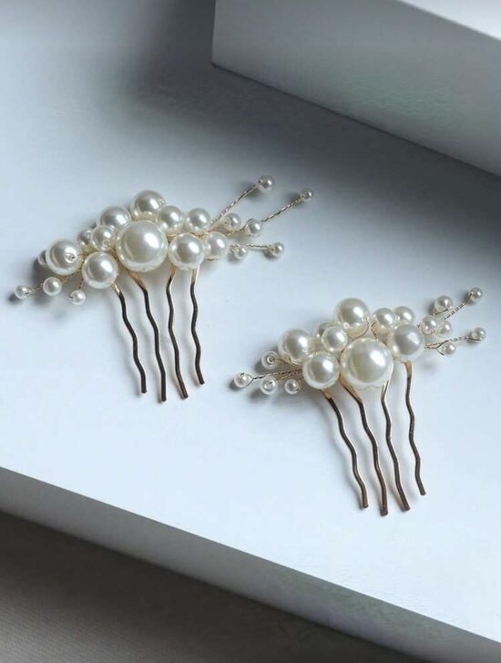 Pearl hair comb accesory.